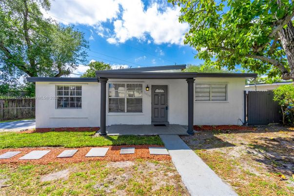 Backyard, Exterior, Facade, Ranch