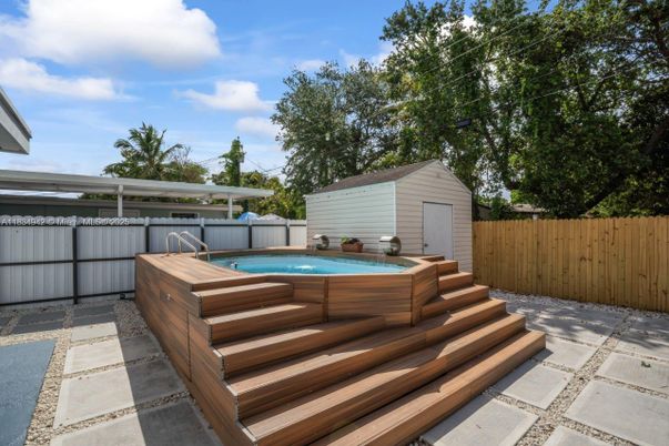 Exterior, Pool