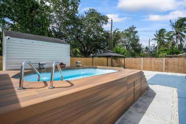 Exterior, Pool