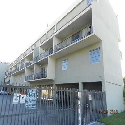 Exterior, Facade, Modern