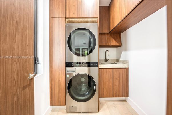 Interior, Kitchen, Utility Closets, Washer, Wood Texture Flooring