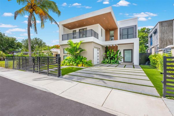 Backyard, Exterior, Facade, Modern