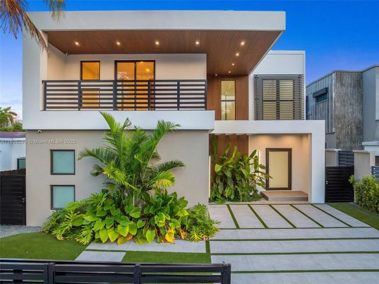 Exterior, Facade, Modern
