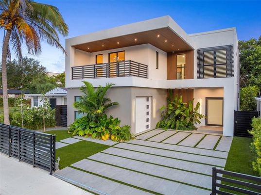 Backyard, Exterior, Facade, Modern