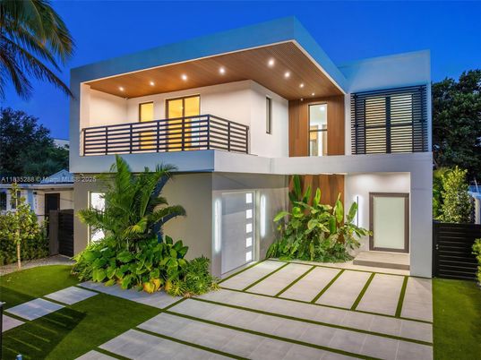 Backyard, Exterior, Facade, Modern