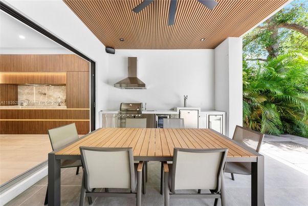 Dining room, Exterior