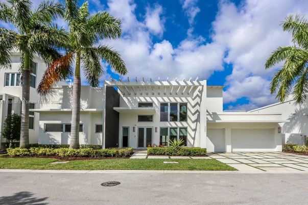 Attached, Backyard, Exterior, Facade, Modern