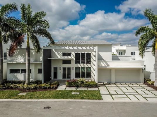Attached, Exterior, Facade, Modern