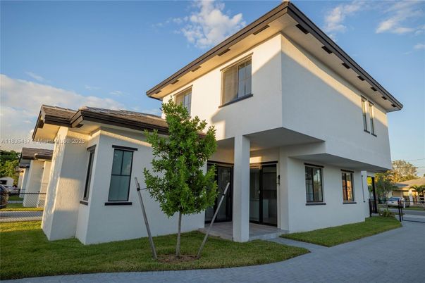 Exterior, Facade, Modern