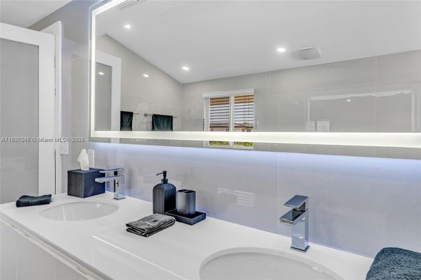 Bathroom, Dual Sink Vanities, Interior, Recessed Lighting