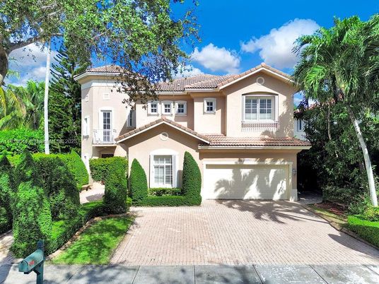 Attached, Exterior, Facade, Mediterranean