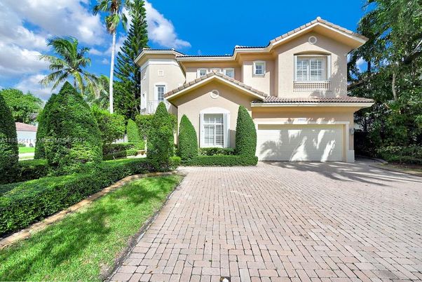 Attached, Exterior, Facade, Mediterranean
