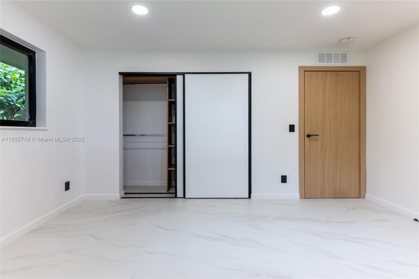 Empty room, Interior, Marble, Recessed Lighting