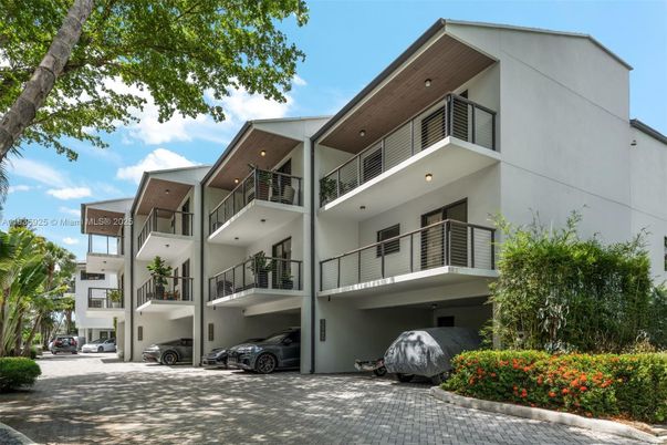 Exterior, Facade, Modern