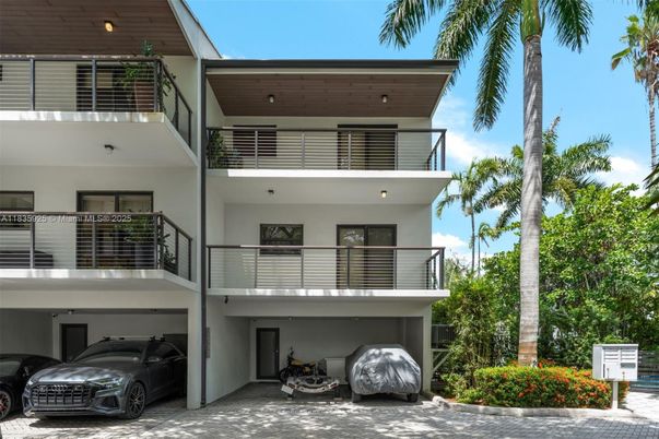 Exterior, Facade, Modern