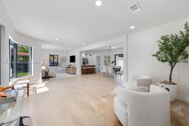 Dining room, Interior, Living room, Pendant Lights, Recessed Lighting, Wood Texture Flooring