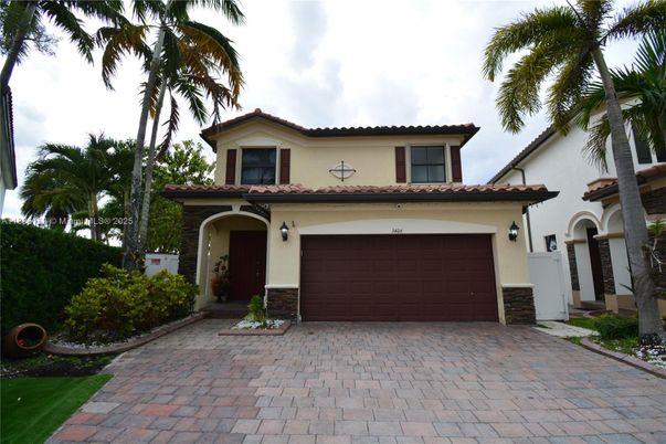 Attached, Exterior, Facade, Mediterranean