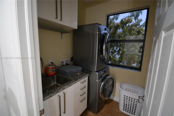 Interior, Washer, Wood Texture Flooring