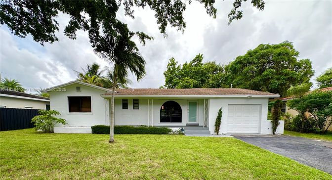 Attached, Exterior, Facade, Ranch