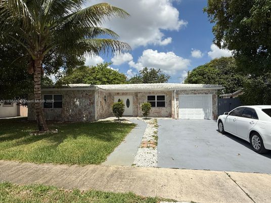 Attached, Exterior, Facade, Ranch