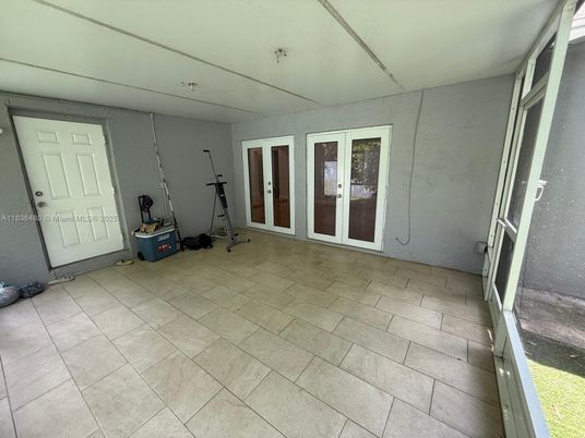 Empty room, Interior