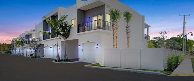 Attached, Exterior, Facade, Modern
