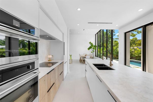 Dining room, Interior, Kitchen, Recessed Lighting, Stainless Steel Appliances