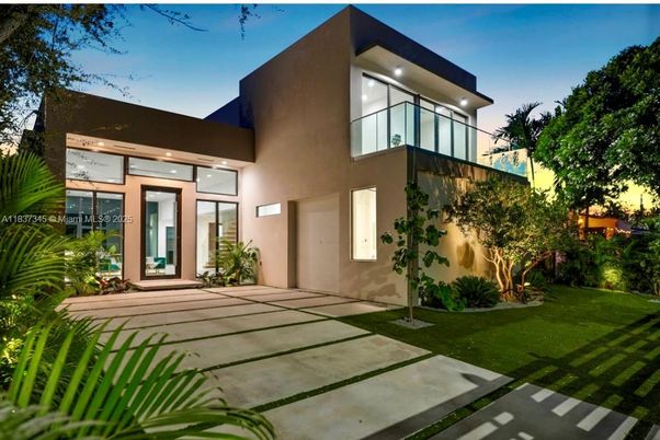 Backyard, Exterior, Facade, Modern