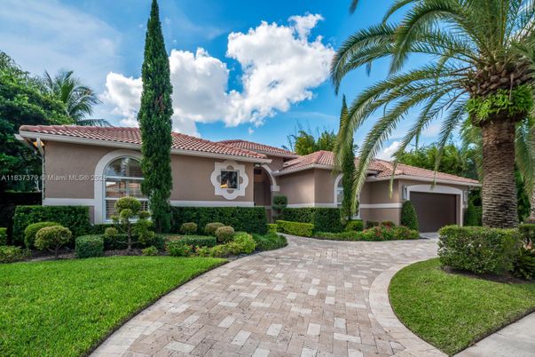 Attached, Exterior, Facade, Mediterranean