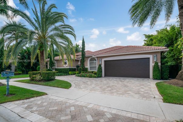 Attached, Exterior, Facade, Mediterranean