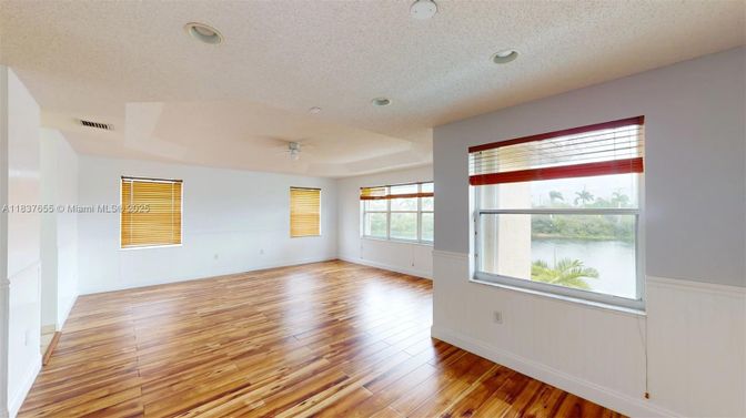 Empty room, Interior, Recessed Lighting, Wood Texture Flooring