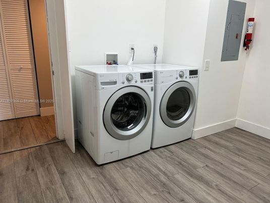 Interior, Washer, Wood Texture Flooring