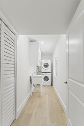 Interior, Recessed Lighting, Washer, Wood Texture Flooring