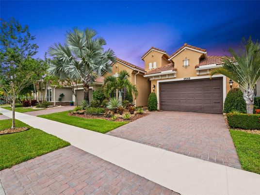 Attached, Exterior, Facade, Mediterranean