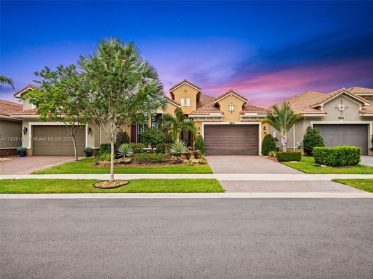 Attached, Exterior, Facade, Mediterranean