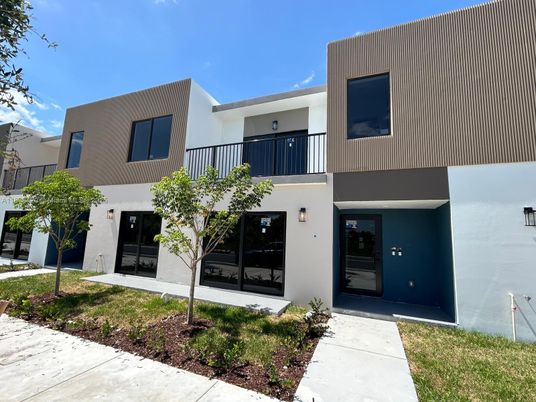 Exterior, Facade, Modern