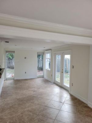 Empty room, Interior