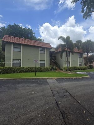 Exterior, Facade, Mediterranean