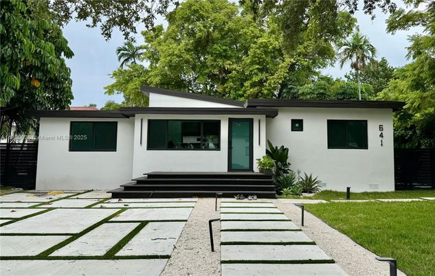 Exterior, Facade, Ranch
