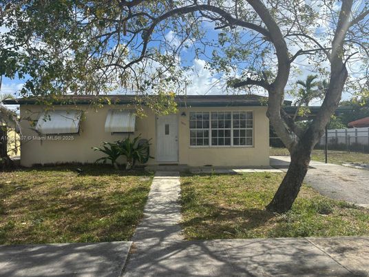 Exterior, Facade, Ranch