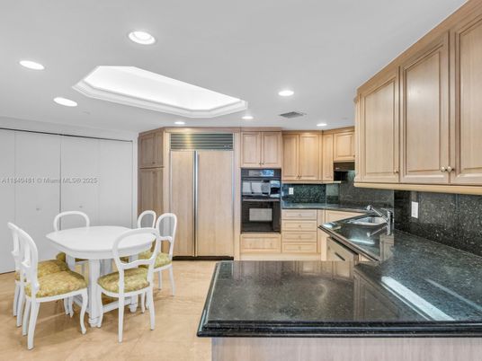 Dining room, Interior, Kitchen, Recessed Lighting, Stainless Steel Appliances
