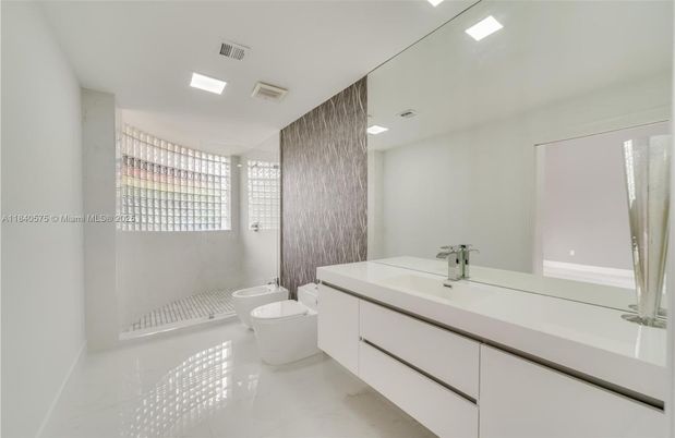 Bathroom, Interior, Recessed Lighting