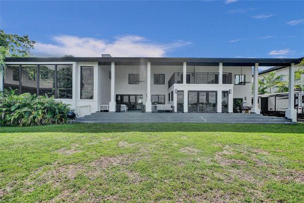 Backyard, Exterior, Facade, Modern