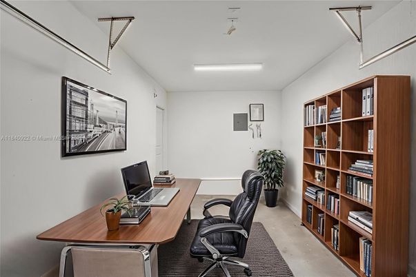 Home Office, Interior