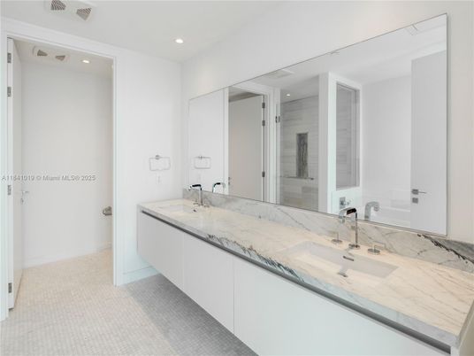 Bathroom, Dual Sink Vanities, Interior, Recessed Lighting