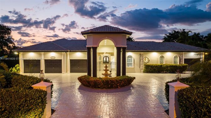 Attached, Exterior, Facade, Mediterranean