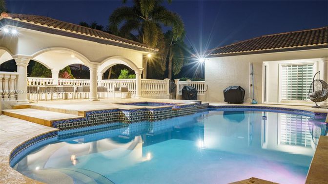 Exterior, Pool