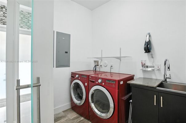 Interior, Washer, Wood Texture Flooring