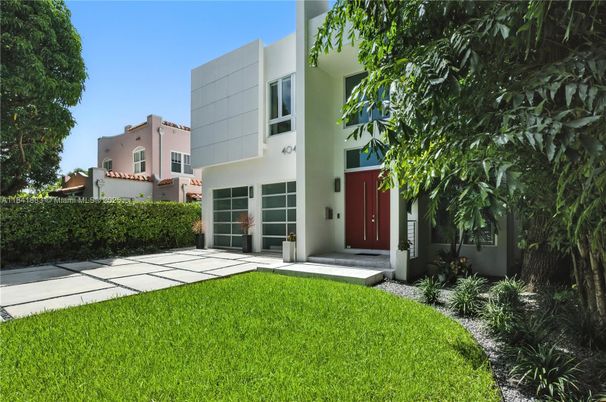 Attached, Backyard, Exterior, Facade, Modern