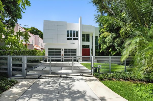 Exterior, Facade, Modern